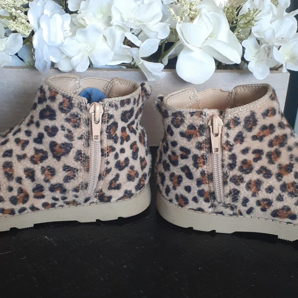 CARTER'S BOOTIES ANIMALS PRINTS